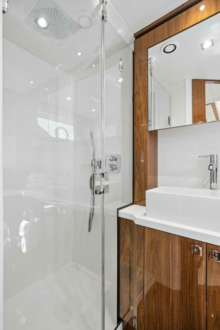 2017 Sunseeker 68 Sport Yacht - Image 63
