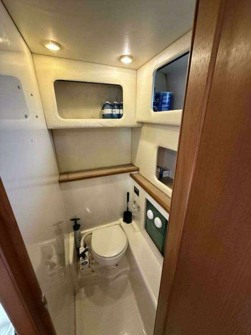 1998 Bayliner 4087 - Image 15