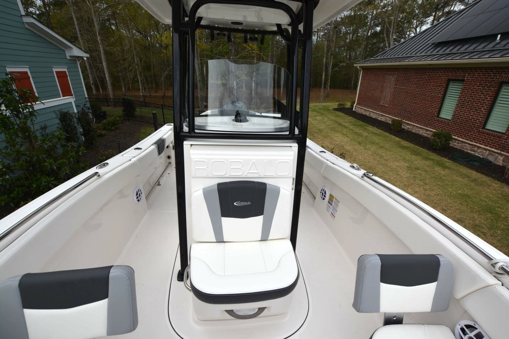 2023 Robalo R230 - Image 8