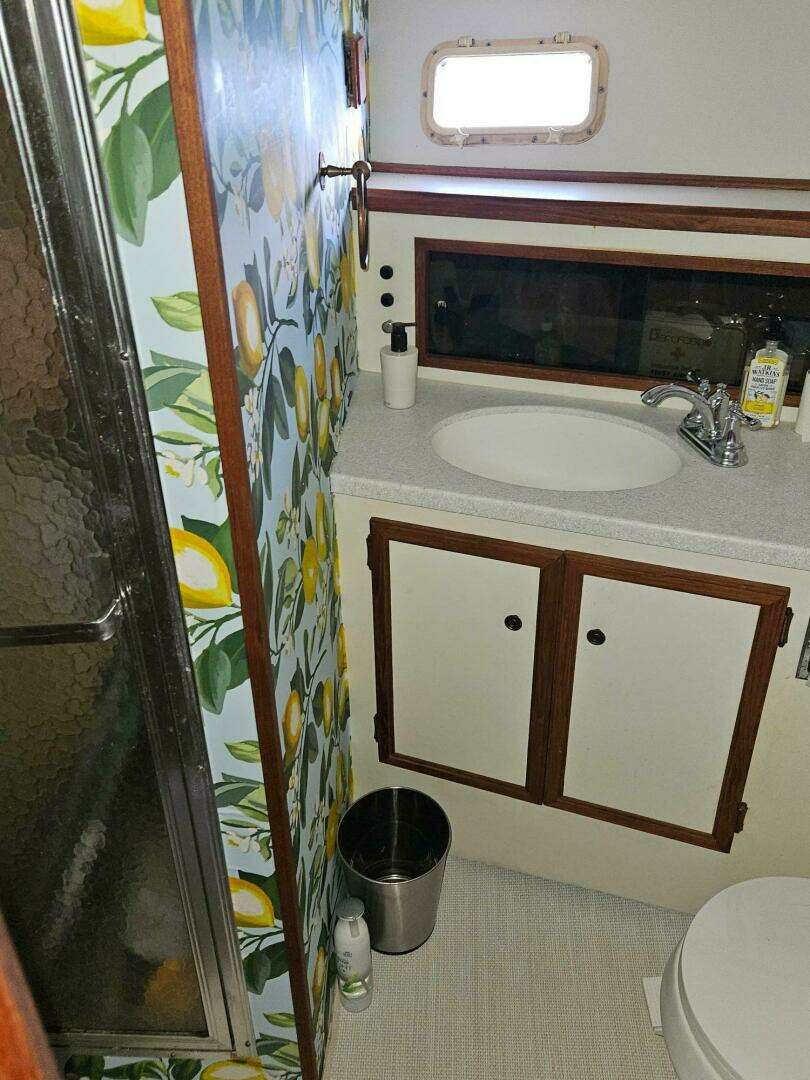 1977 Viking 43 Aft Cabin - Image 12