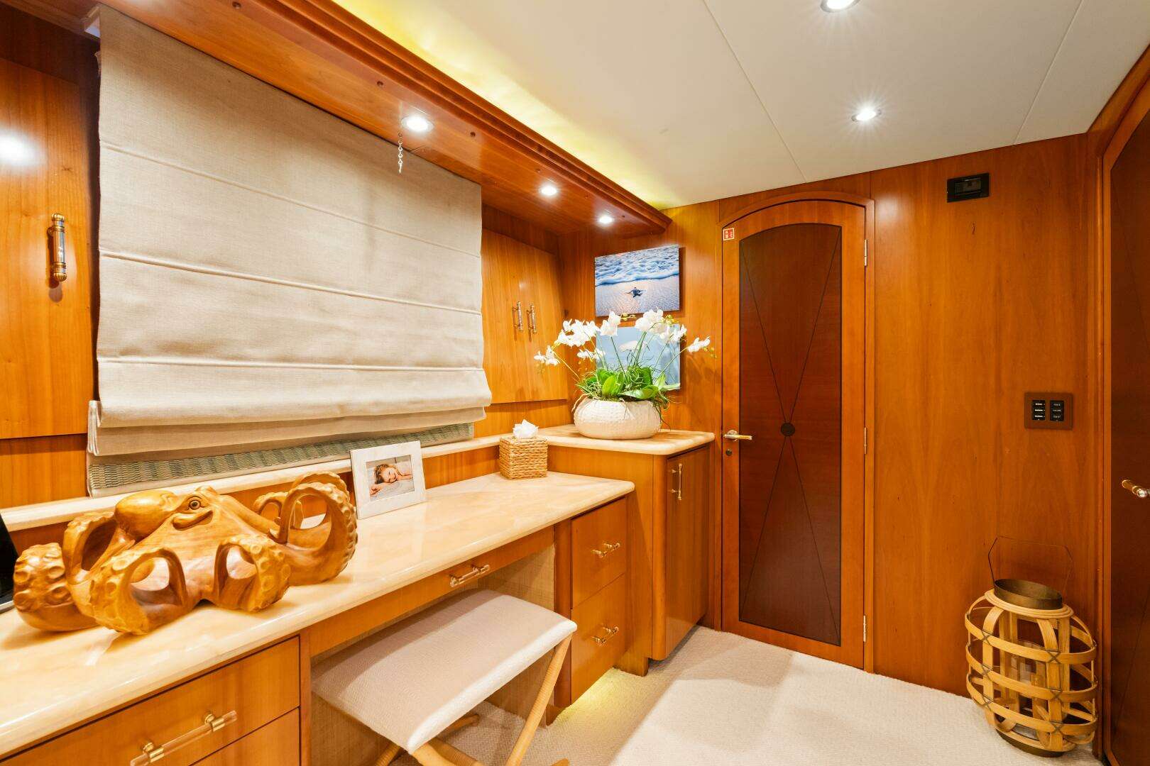 2005 Hatteras 100 Motor Yacht - Image 8