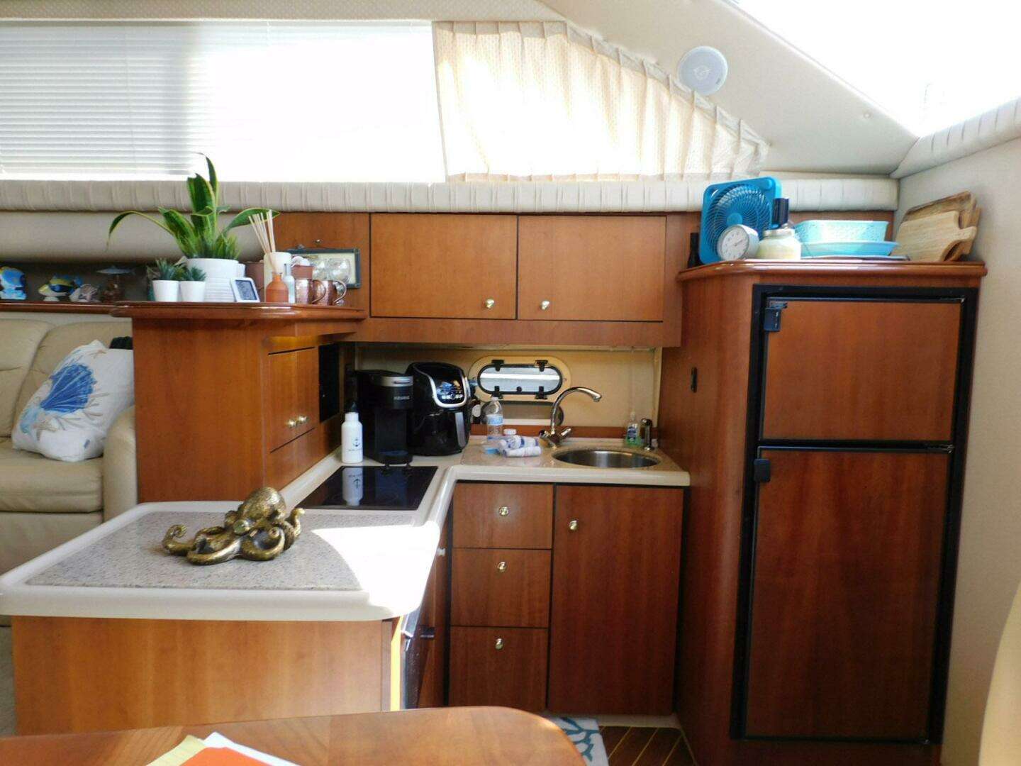 2003 Cruisers Yachts 3750 Motoryacht - Image 10