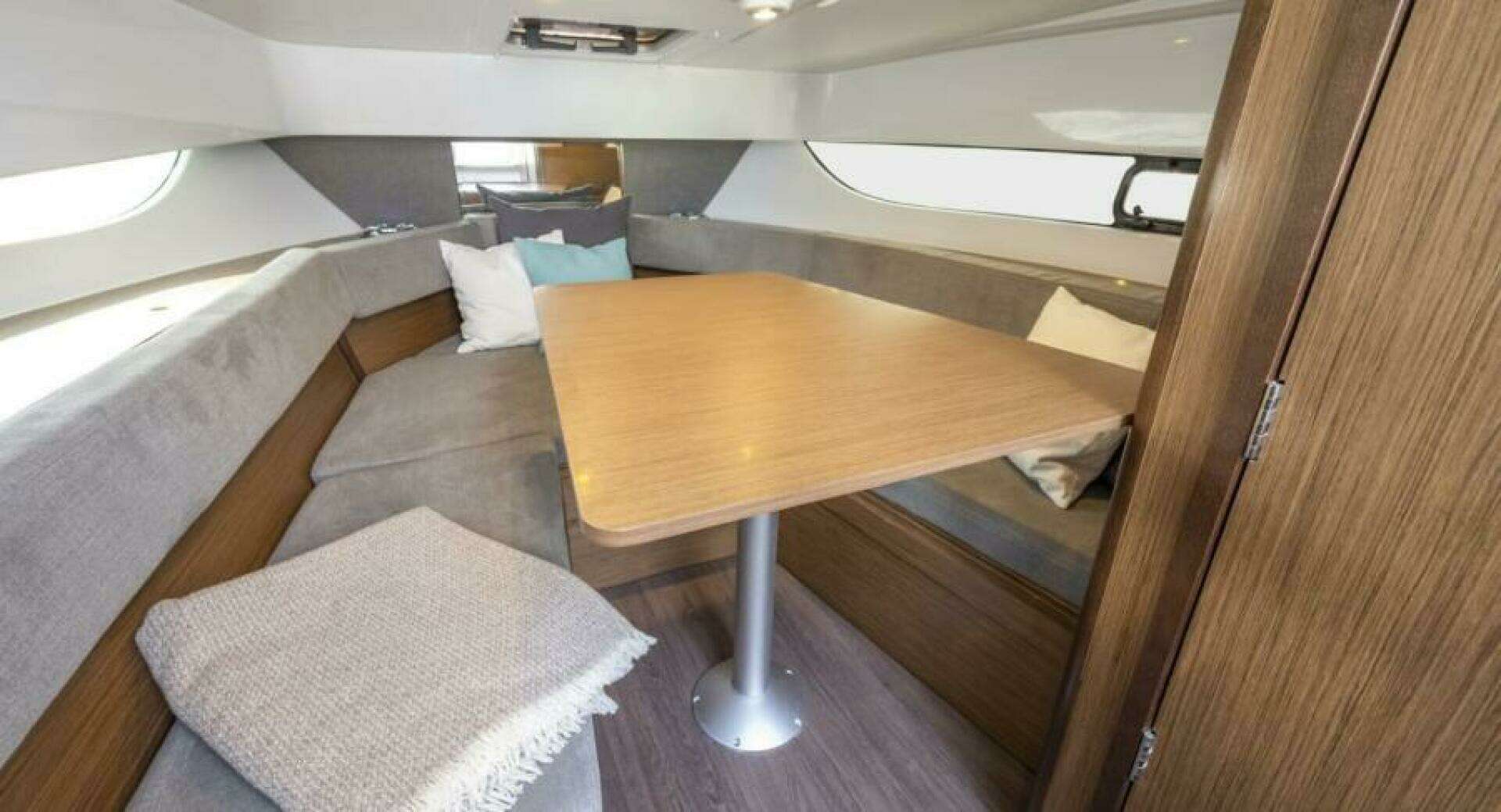 2025 Beneteau Flyer 9 SunDeck - Image 5