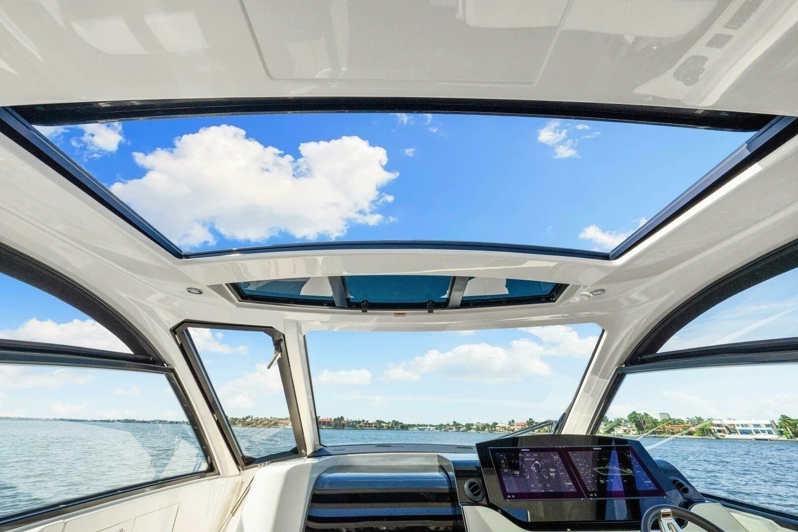 2022 Sea Ray 370 Sundancer - Image 15