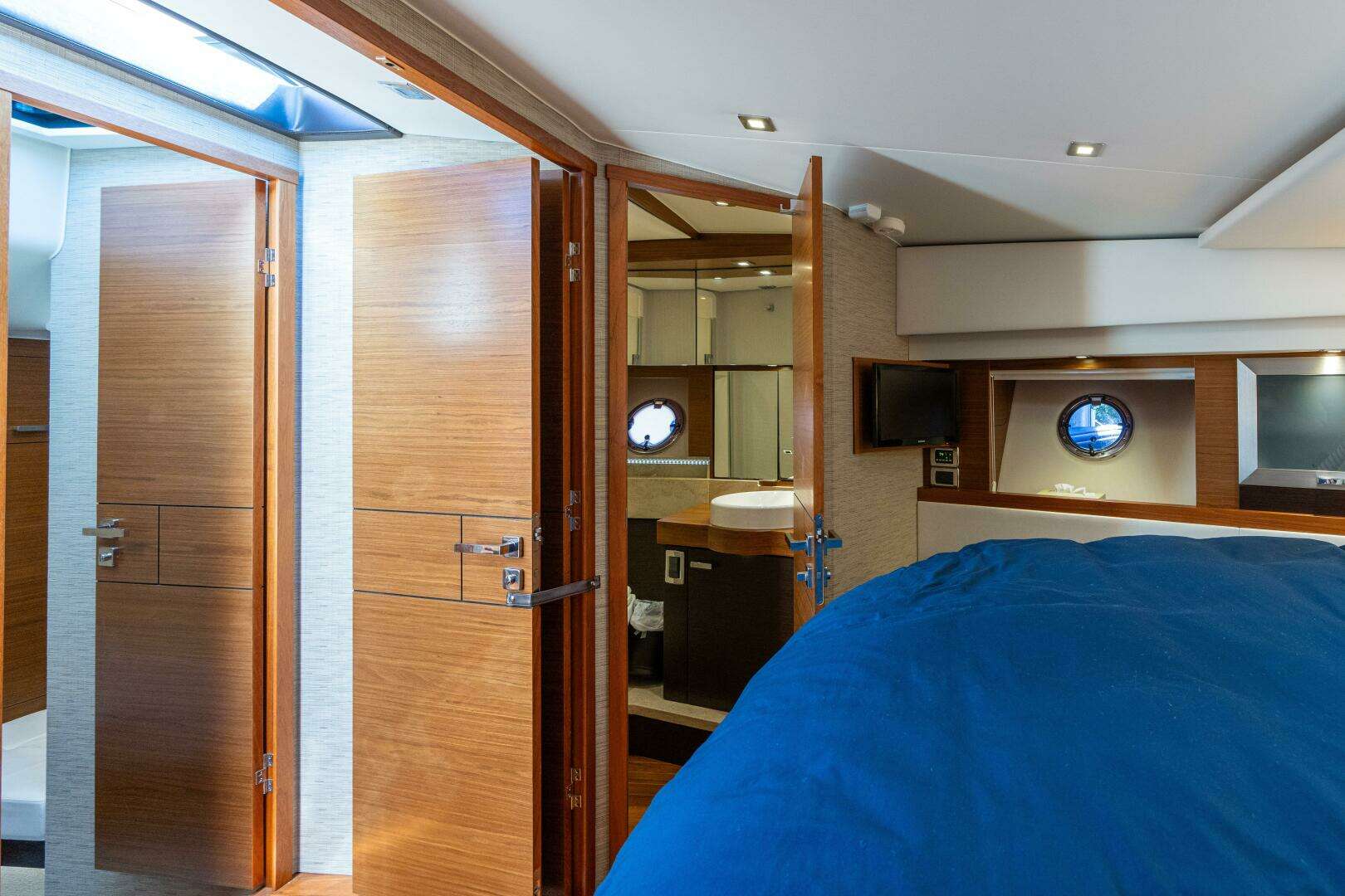 2015 Tiara Yachts 44 Coupe - Image 19