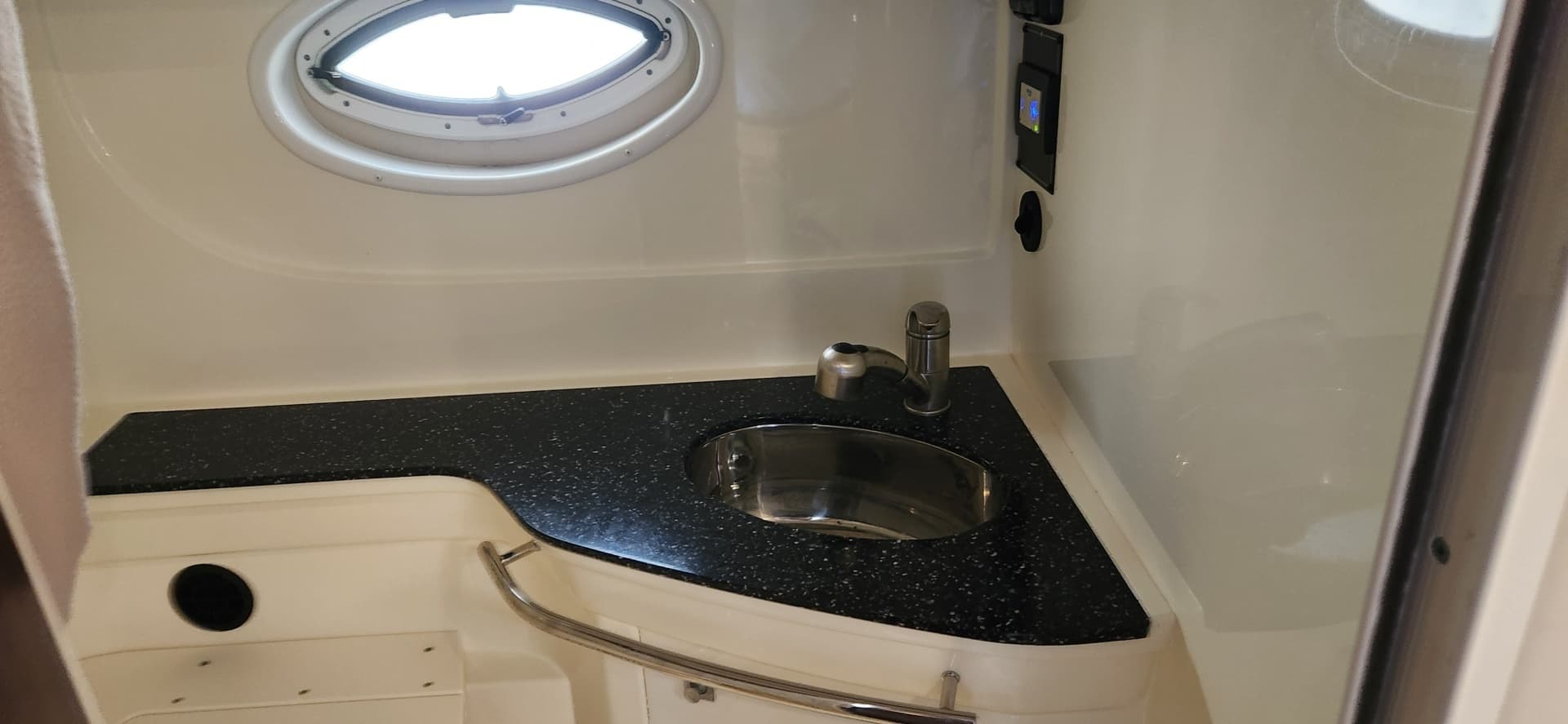 2015 Monterey 335 Sport Yacht - Image 14