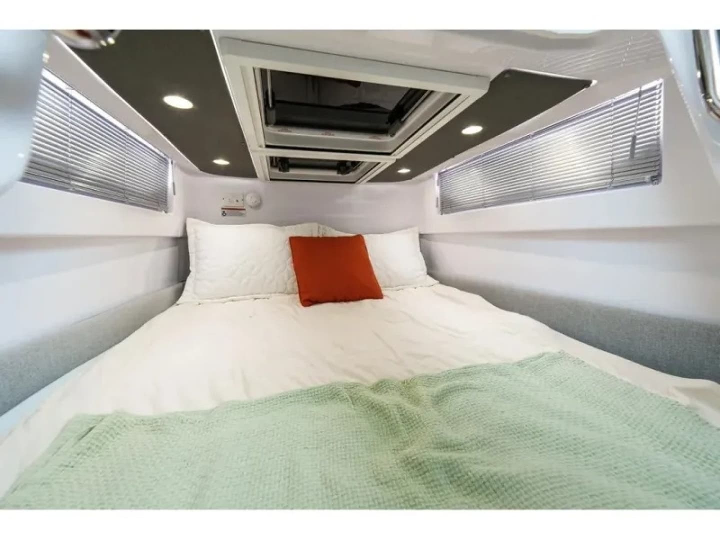 2022 Axopar 37 XC CROSS CABIN - Image 33