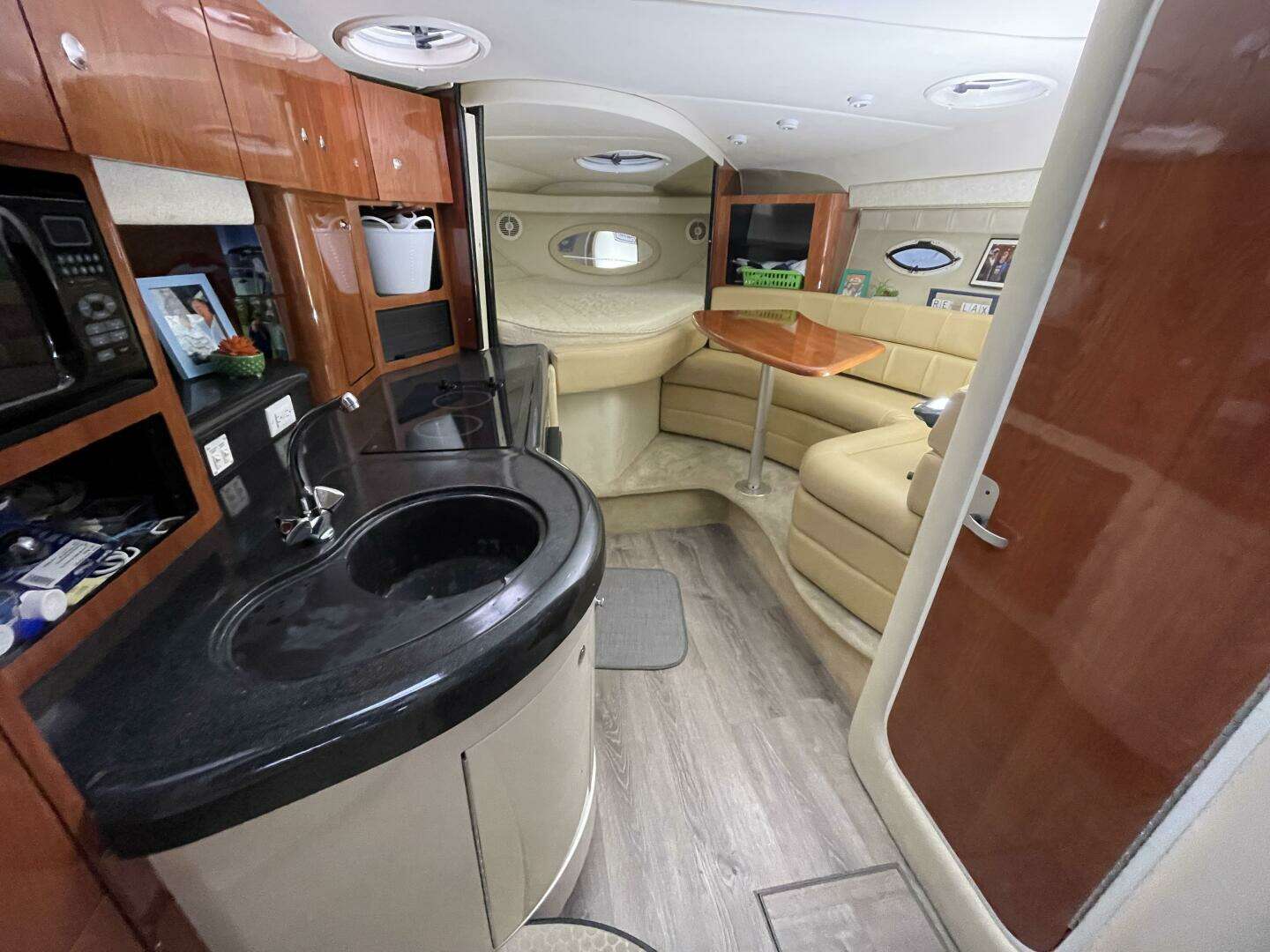 2005 Monterey 322 Cruiser - Image 26