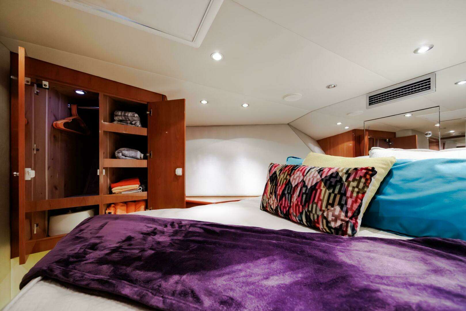2005 Hatteras 50 Convertible - Image 41