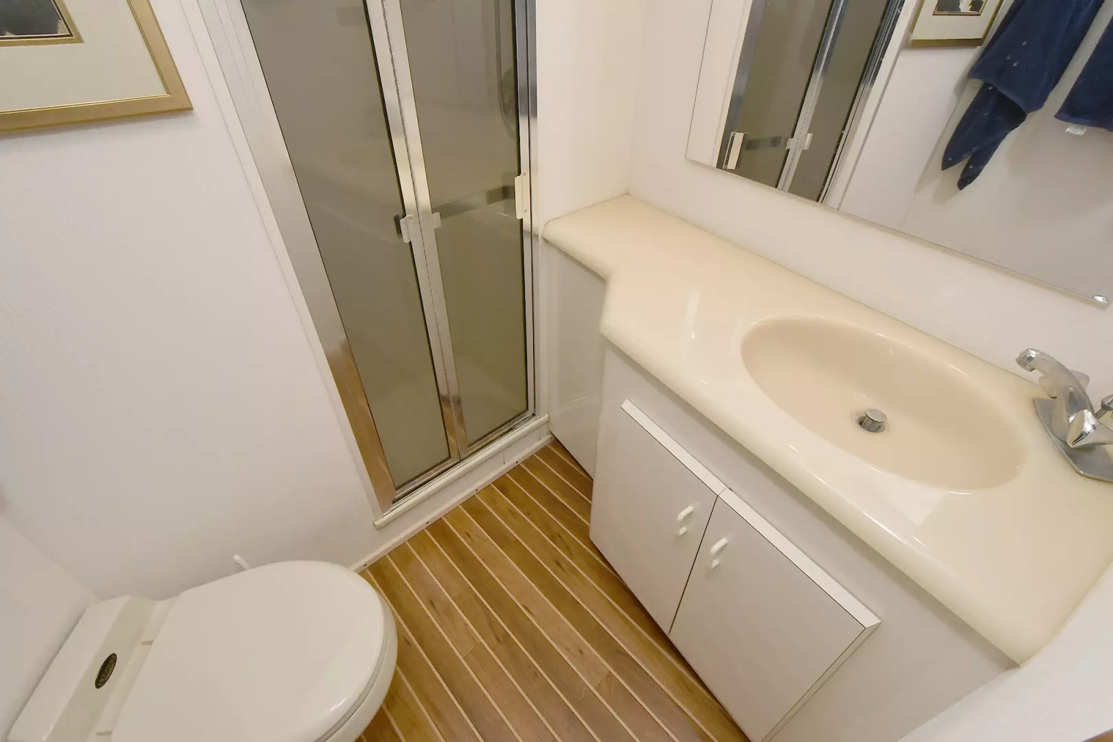 1997 Viking 47 Convertible - Image 27