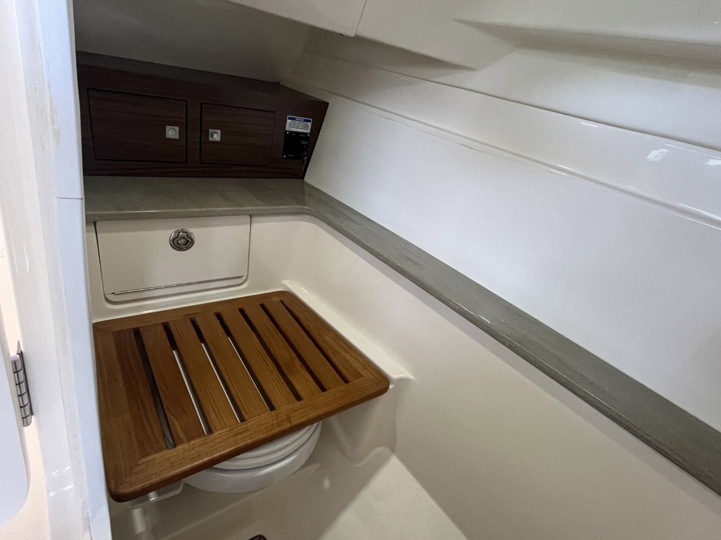 2022 Boston Whaler 320 Vantage - Image 14