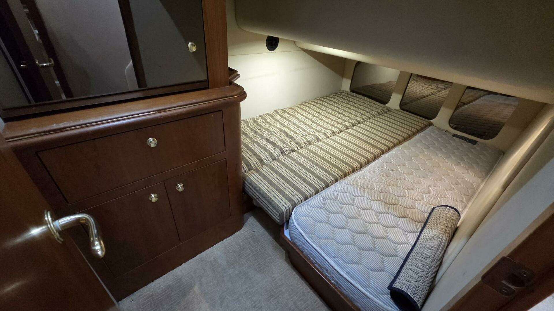 2000 Cruisers Yachts 4450 Express Motor Yacht - Image 47