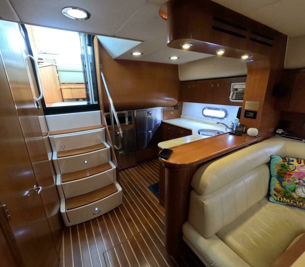 2004 Tiara Sport 5200 Sovran Salon - Image 8