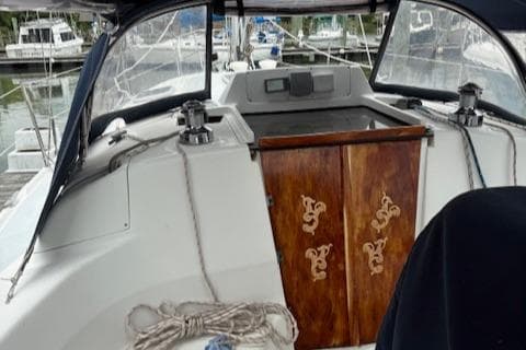 Cockpit of a 2001 Hunter 340 sailboat with wooden doors and nautical ropes.