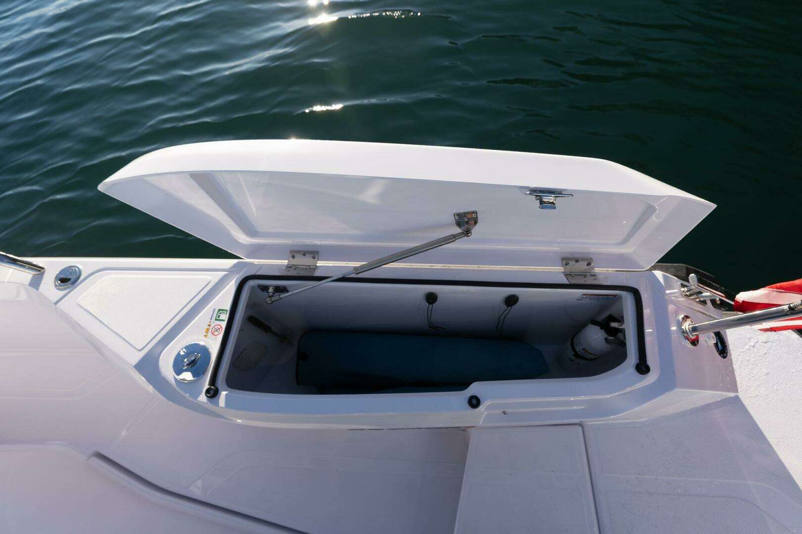 2026 Axopar Cross Cabin - Image 15