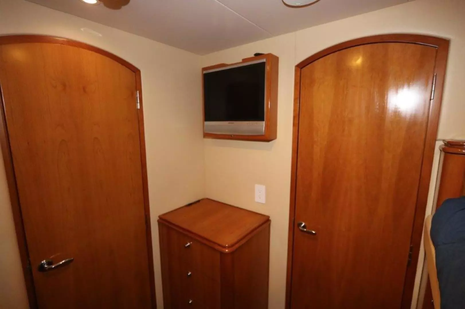 2006 Hatteras 80 - Image 26