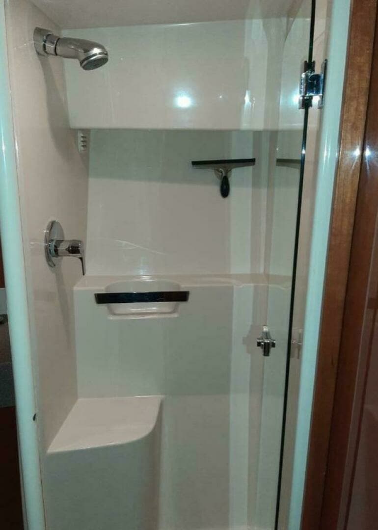2009 Riviera 47 Enclosed Flybridge Series II - Image 25