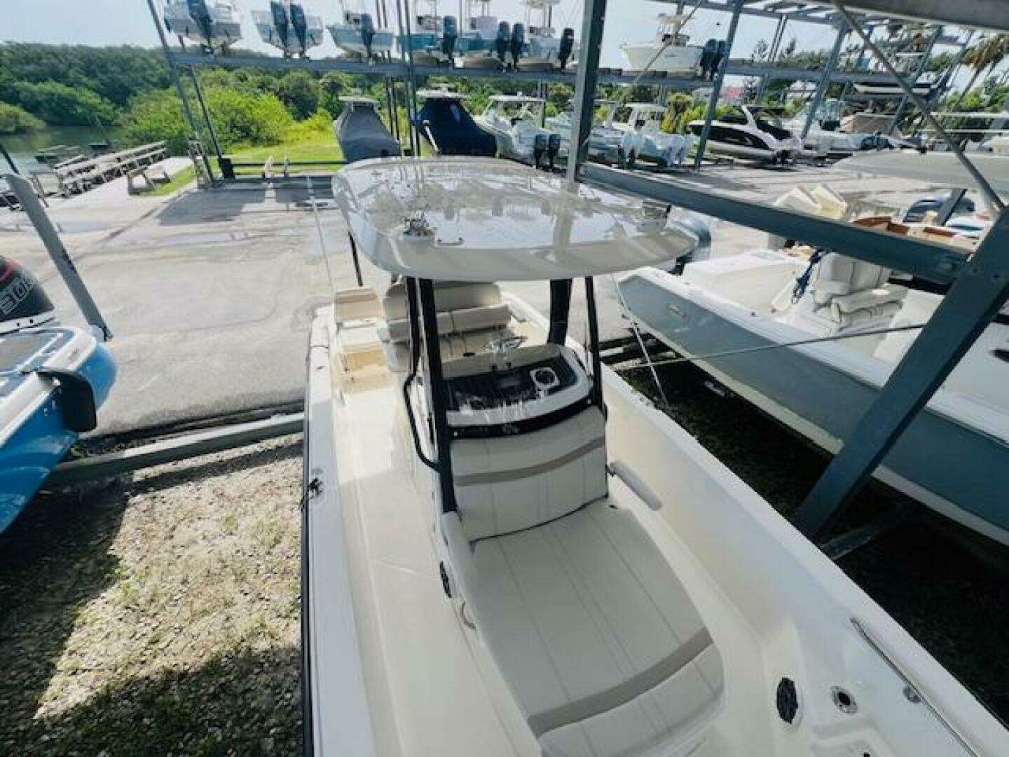 2023 Boston Whaler 250 Dauntless - Image 11