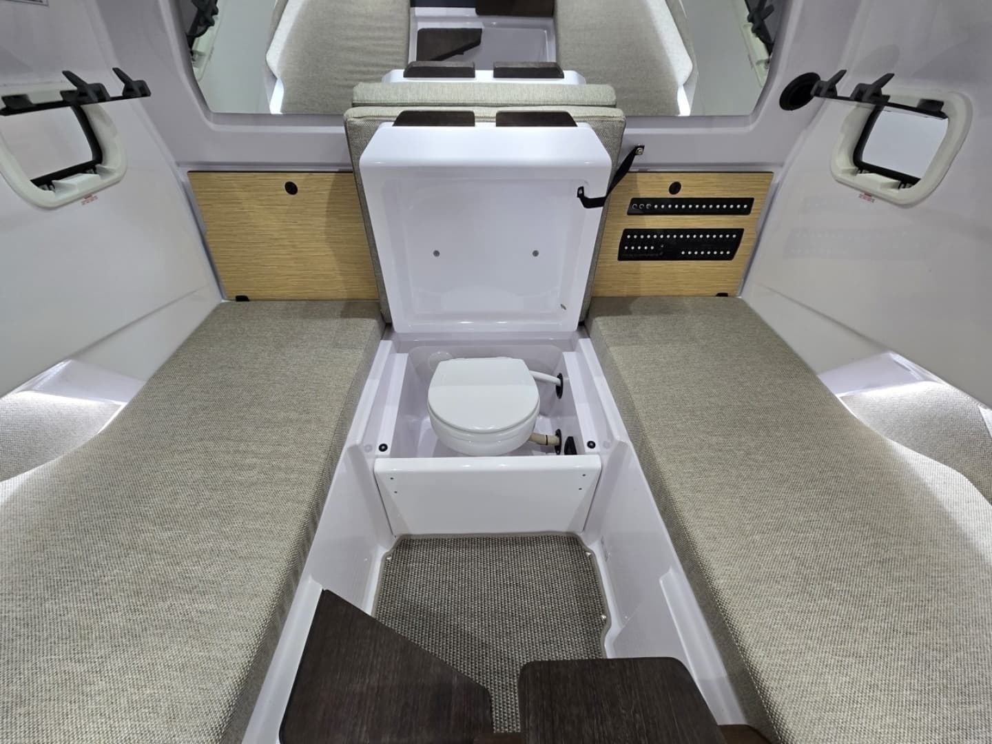 2026 Axopar Cross Cabin - Image 21