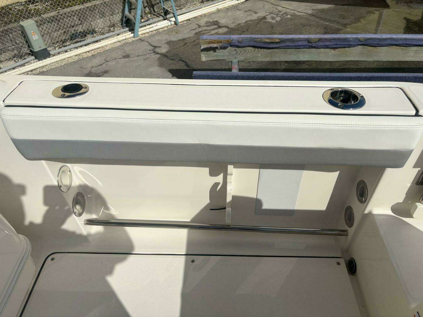 2021 Robalo R247 Dual Console - Image 25