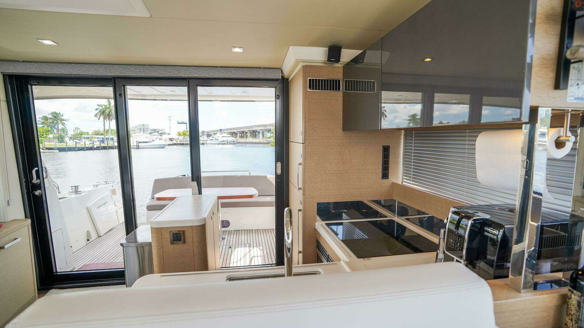 2018 Prestige 500 Flybridge - Image 12