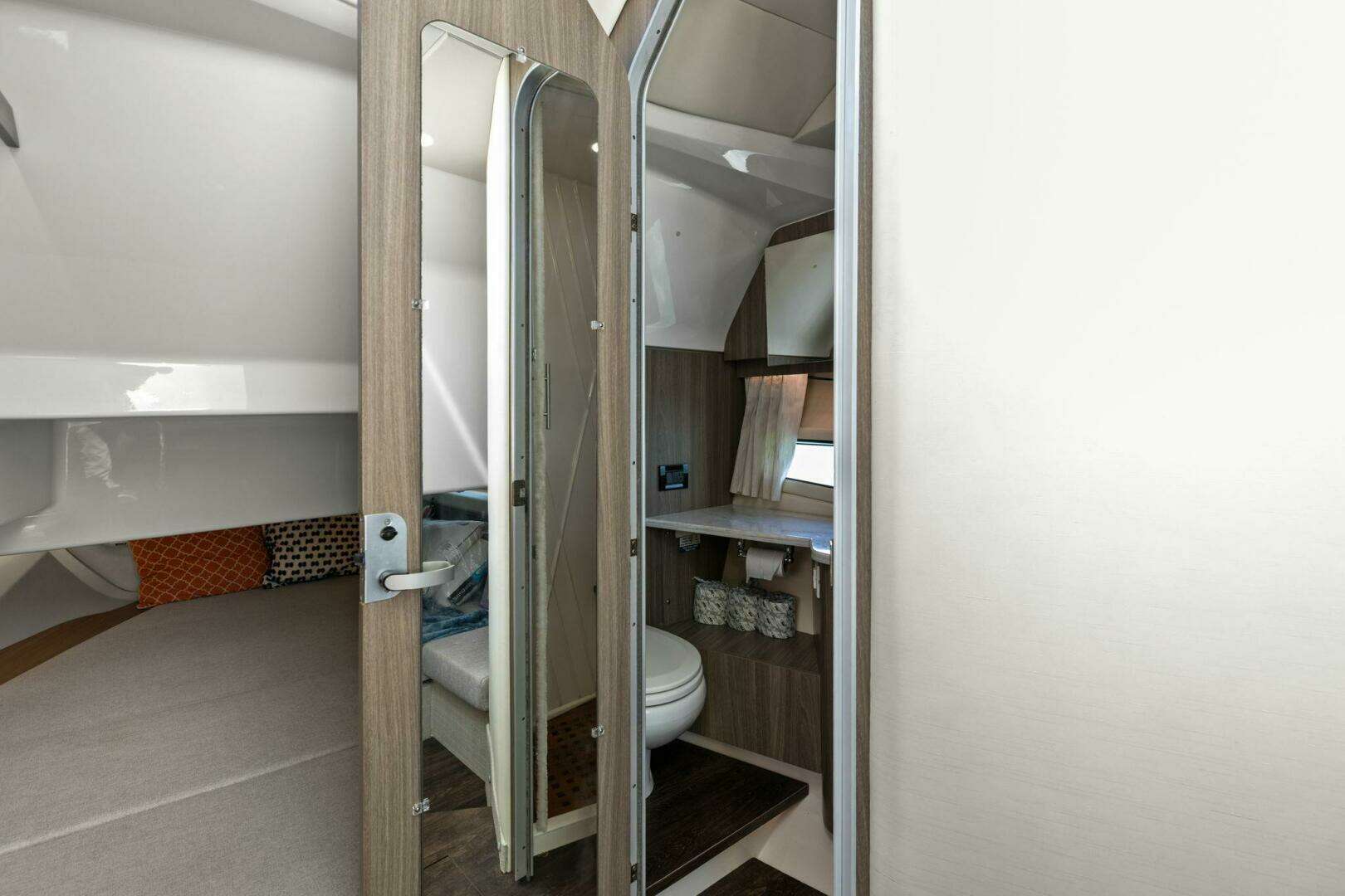 2020 Regal 33 SAV - Image 50