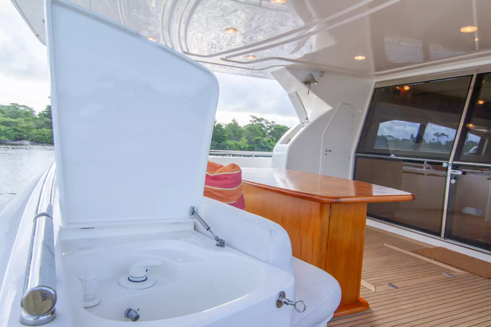 2005 Ferretti Yachts 76 - Image 23