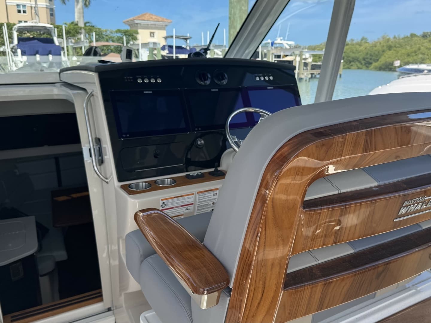 2024 Boston Whaler 380 Realm - Image 13