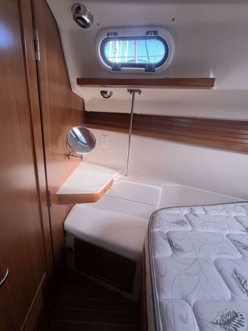 2017 Catalina 355 - Image 33
