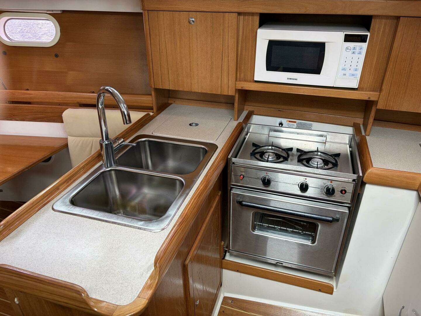 2004 Catalina 350 - Image 21