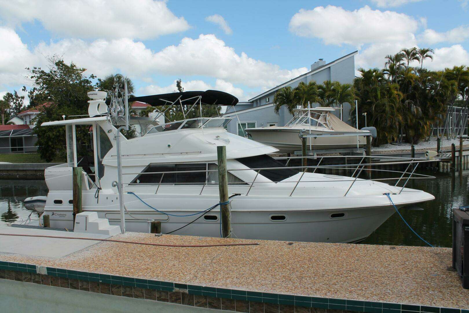 2004 Cruisers Yachts — - Image 2