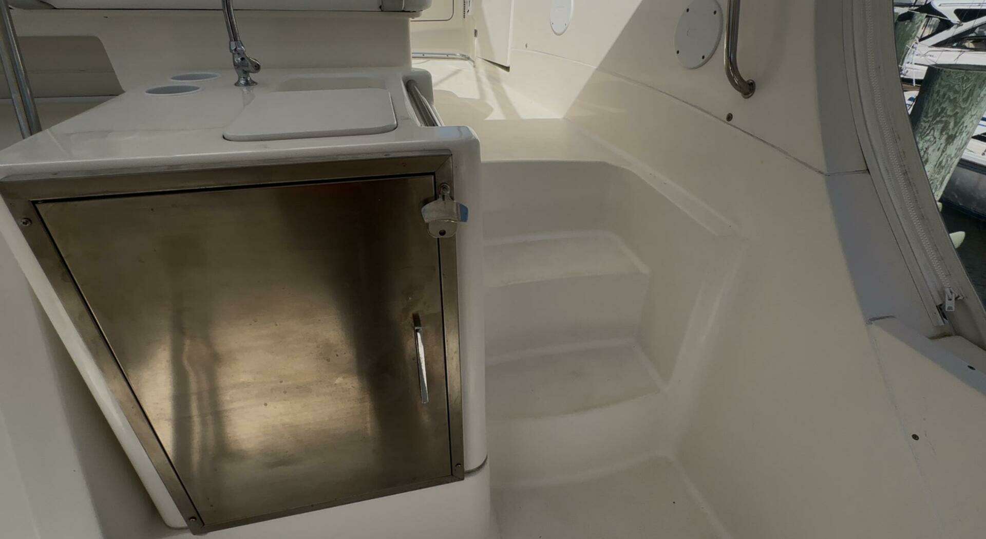 2005 Silverton 35 Motor Yacht - Image 29