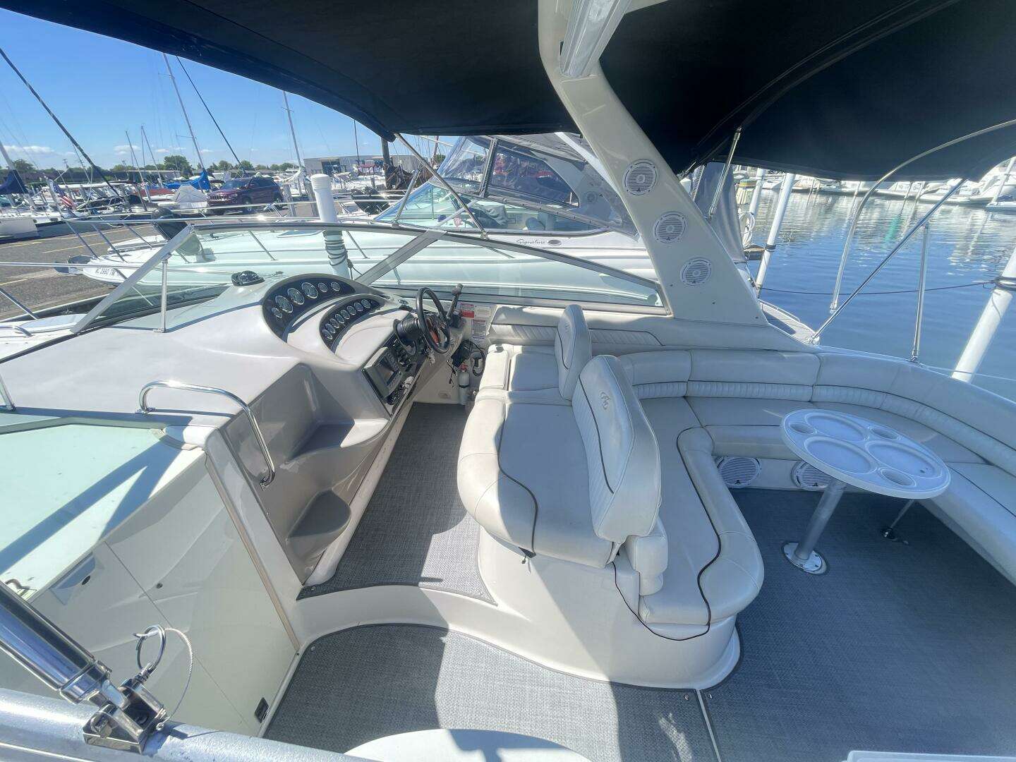 2005 Monterey 322 Cruiser - Image 13