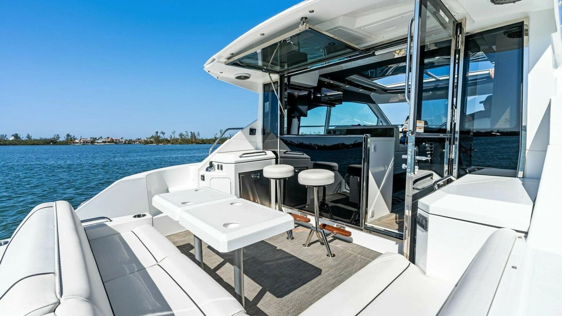 2019 Cruisers Yachts 45 Cantius - Image 13