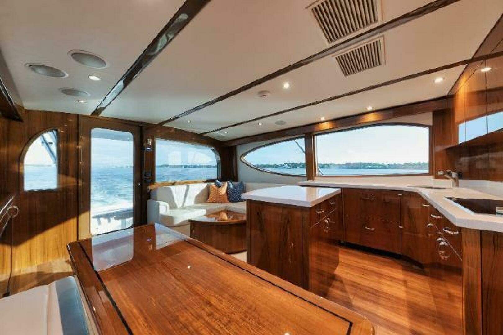 2018 Hatteras GT54 - Image 11