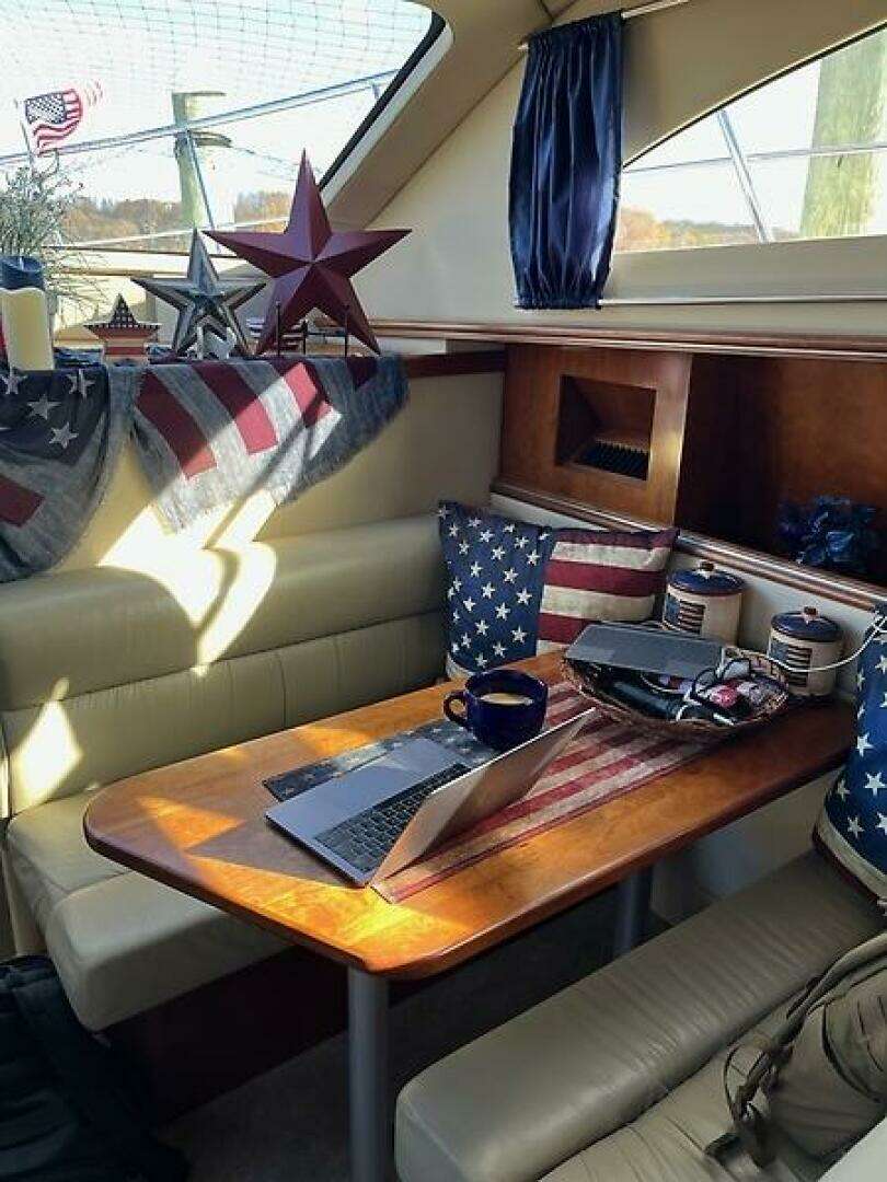 2004 Cruisers Yachts 405 Express Motoryacht - Image 19