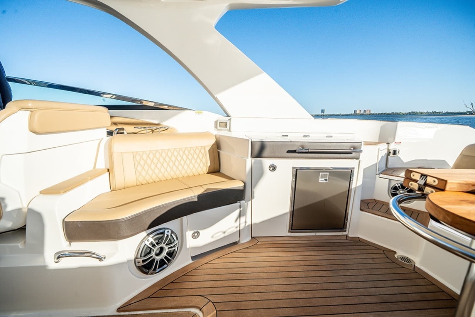 2023 Sea Ray SLX 350 Outboard - Image 20