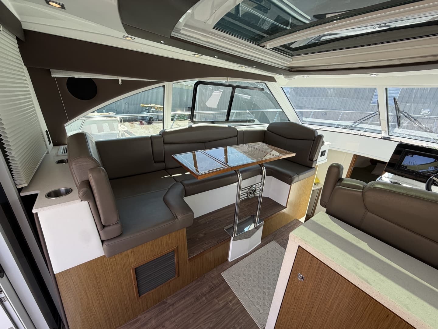 2016 Cruisers Yachts 41 Cantius - Image 13