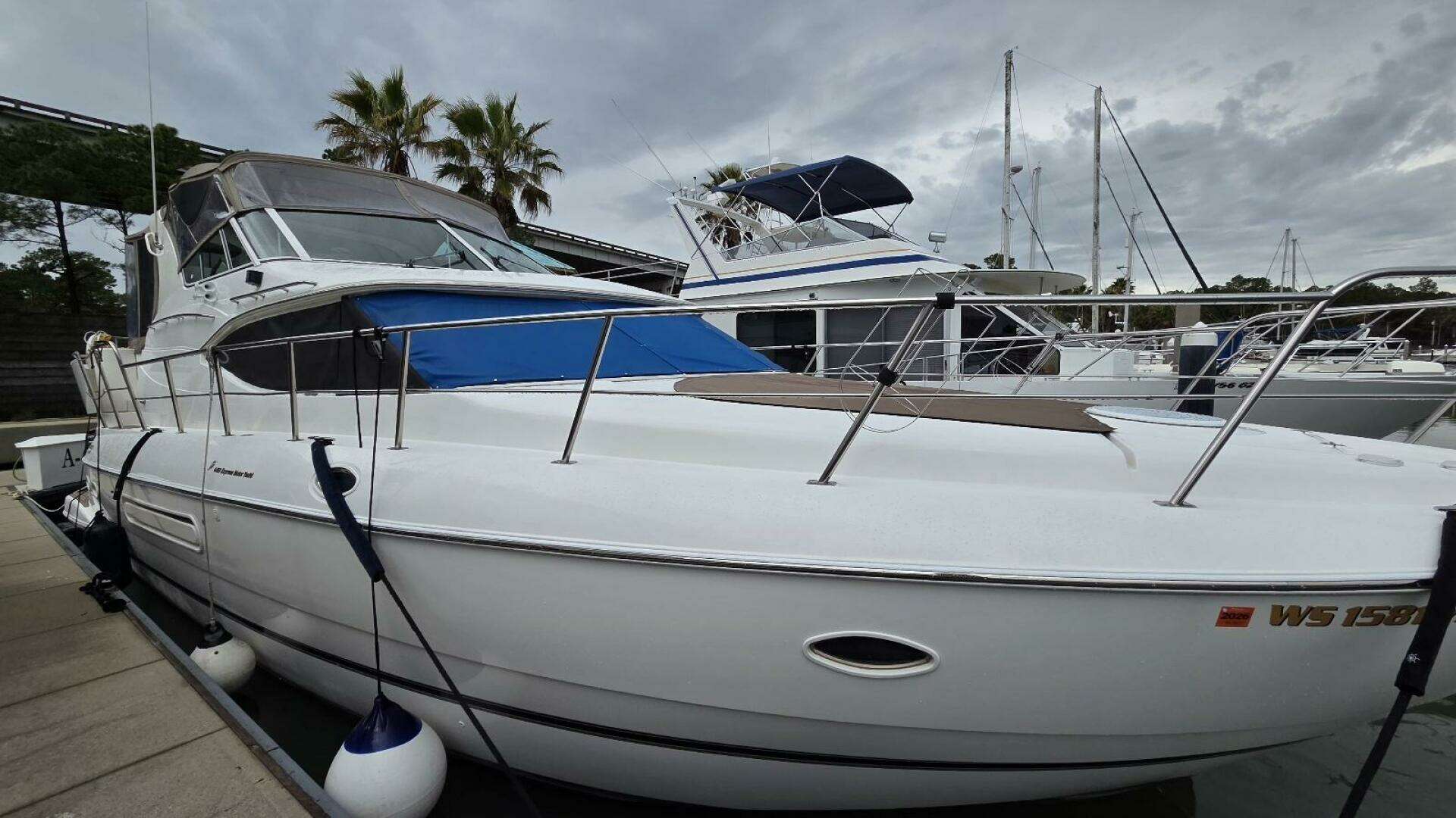 2000 Cruisers Yachts 4450 Express Motor Yacht - Image 2