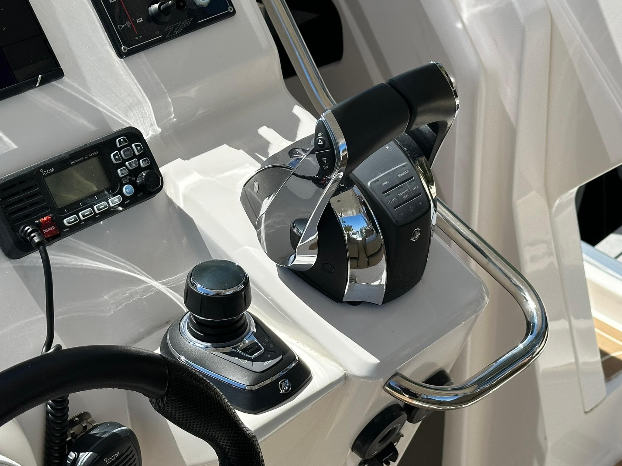 Control panel of 2022 Zar Formenti 95 SL boat with throttle and navigation equipment.
