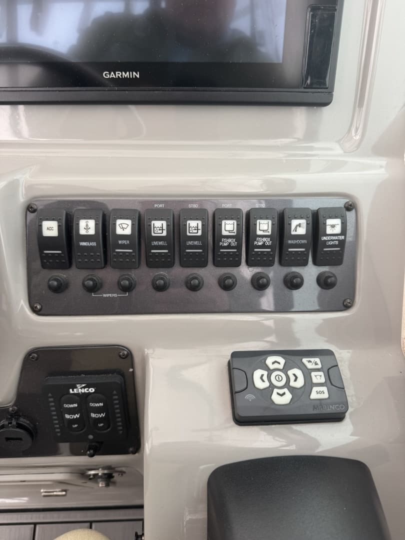 2018 Robalo 305 - Image 9