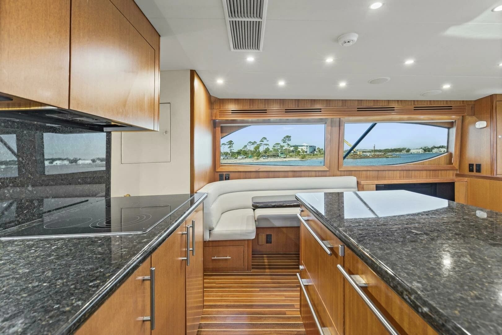 2008 Hatteras 60 Convertible - Image 9