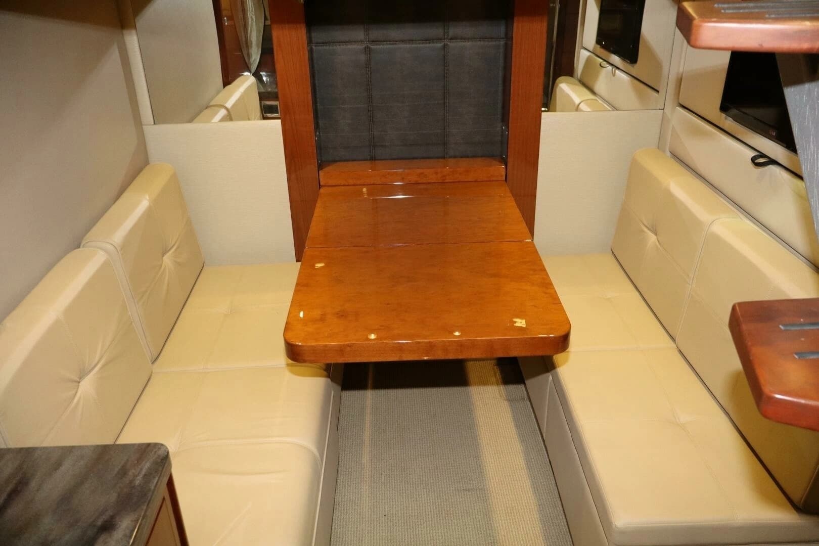 2015 Sea Ray 410 Sundancer - Image 10