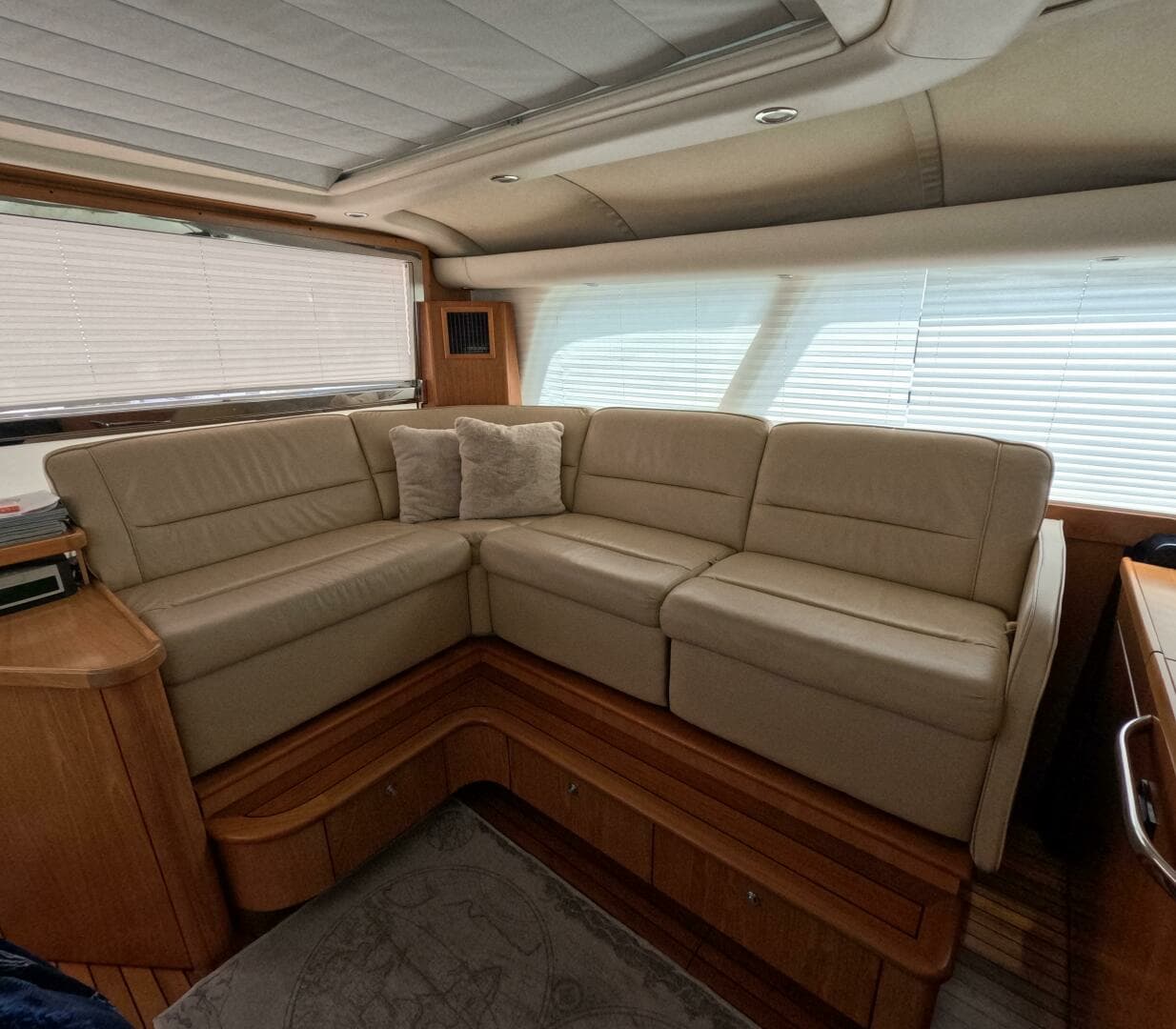 2004 Tiara Sport 5200 Sovran Salon - Image 5