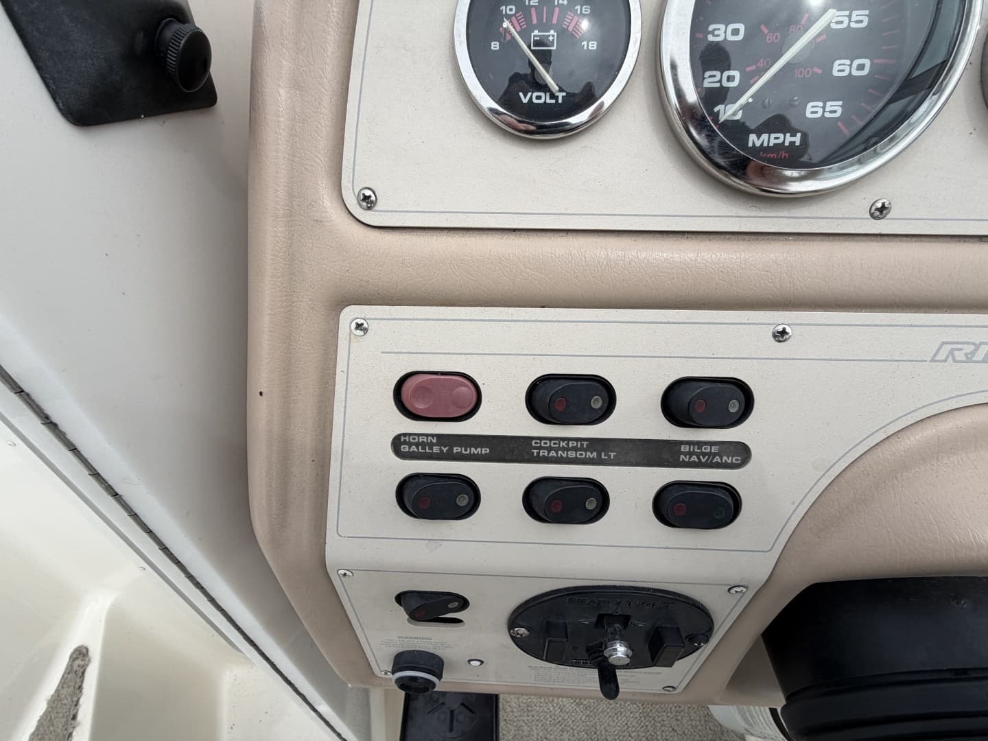 1998 Rinker 266 Fiesta Vee - Image 36