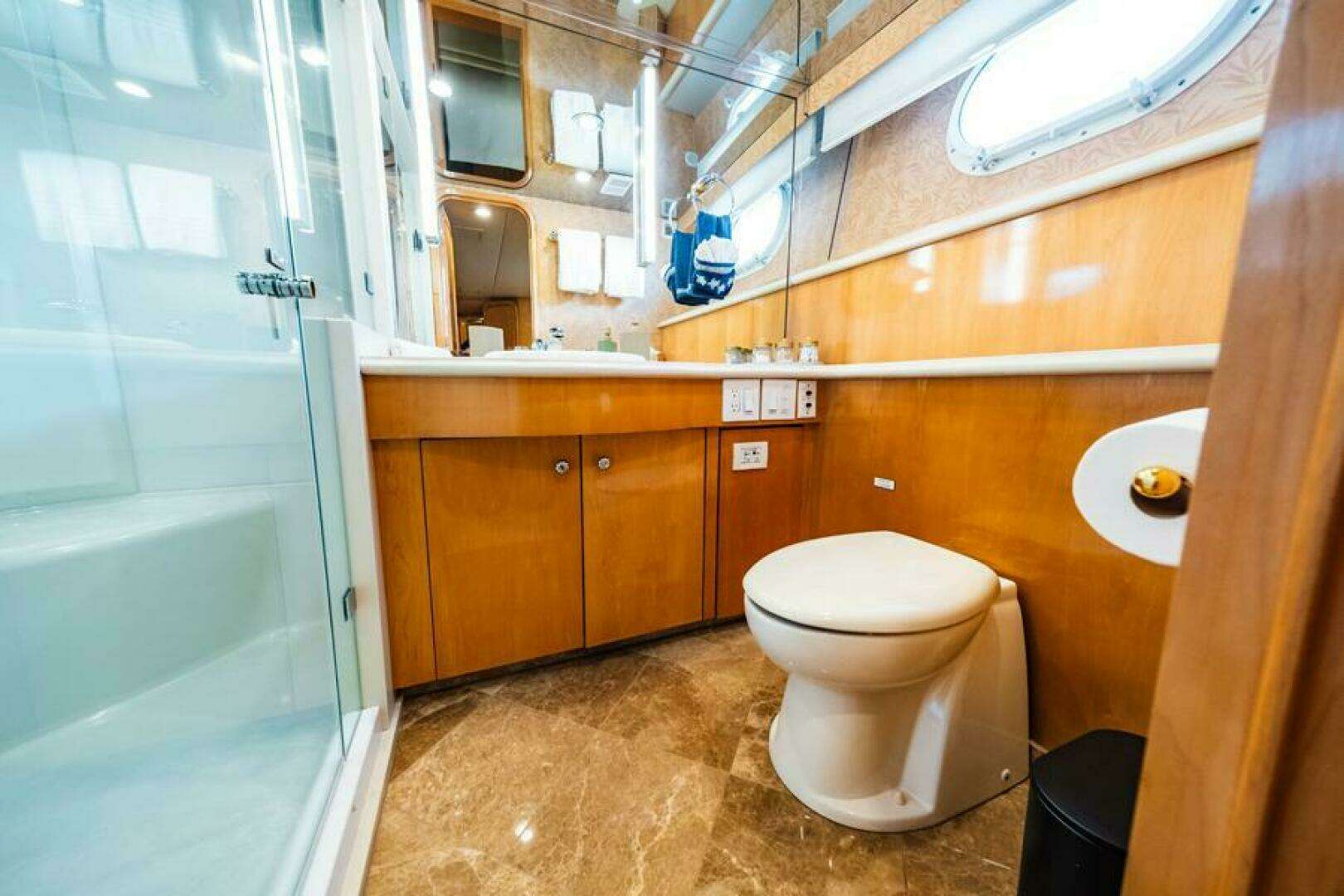 1995 Hatteras Flybridge Motor Yacht - Image 36