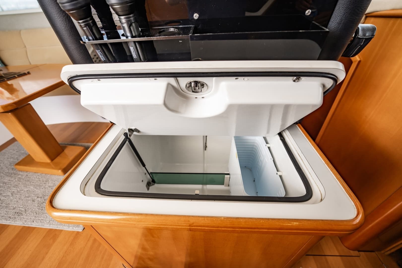 2005 Lagoon Power 43 - Image 30