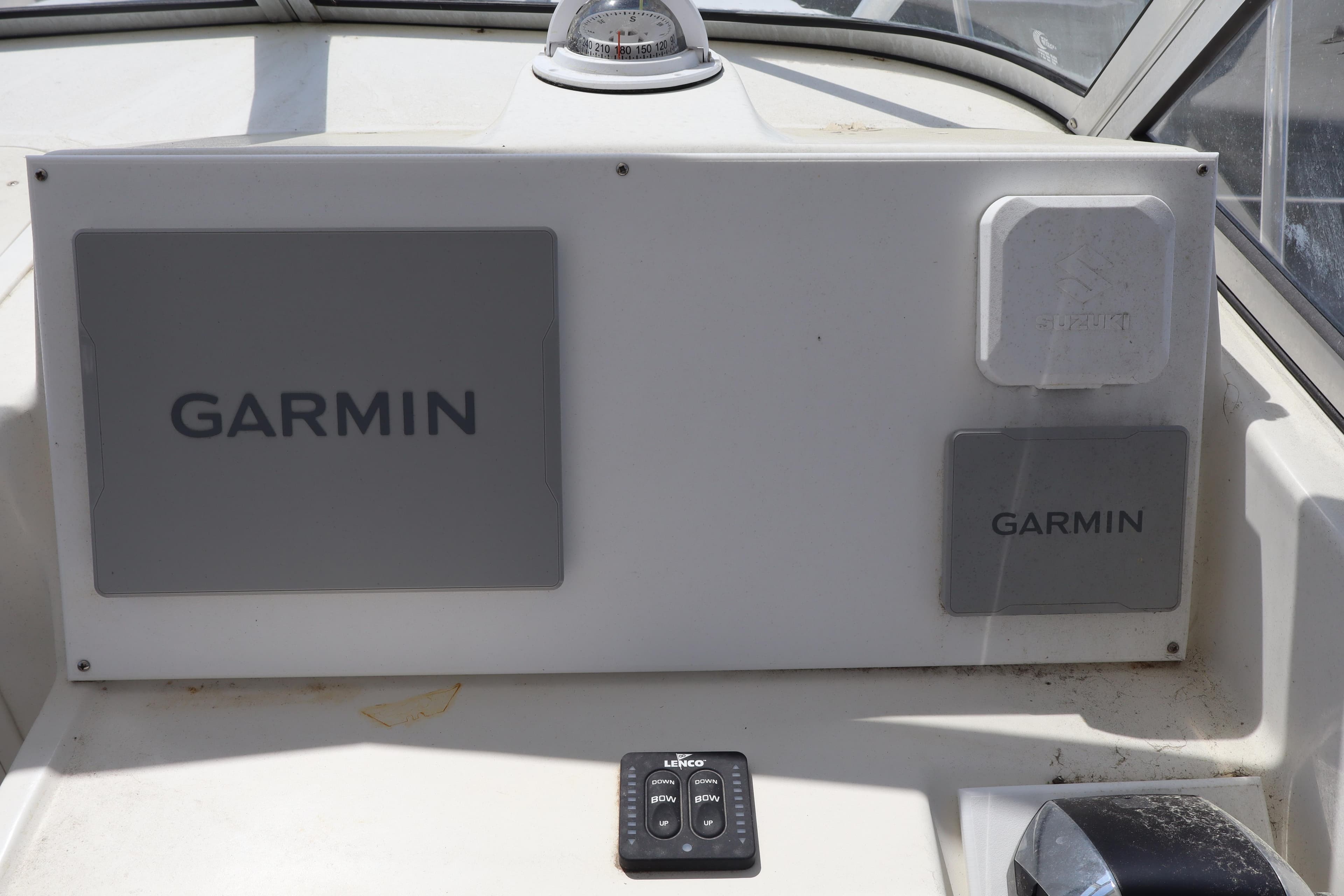 2005 Sea Boss 235 Walkaround dashboard with Garmin navigation equipment.