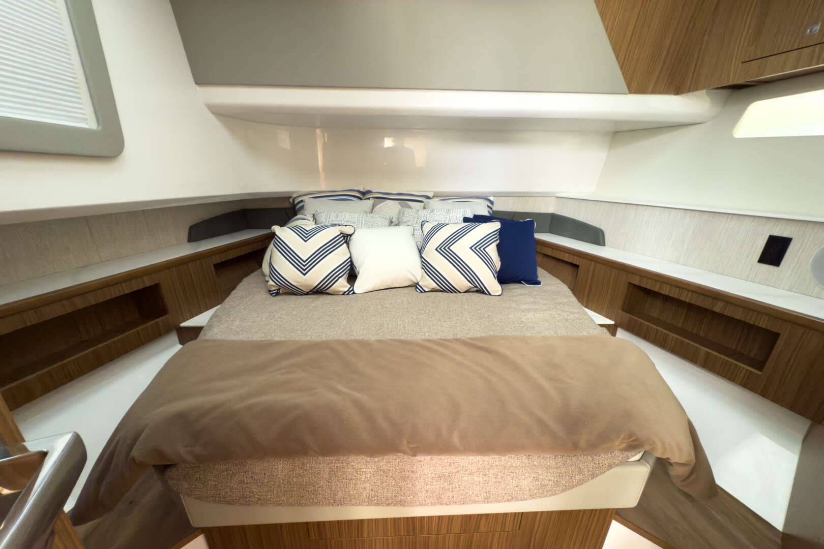 2026 Cruisers Yachts 50GLS OB - Image 27