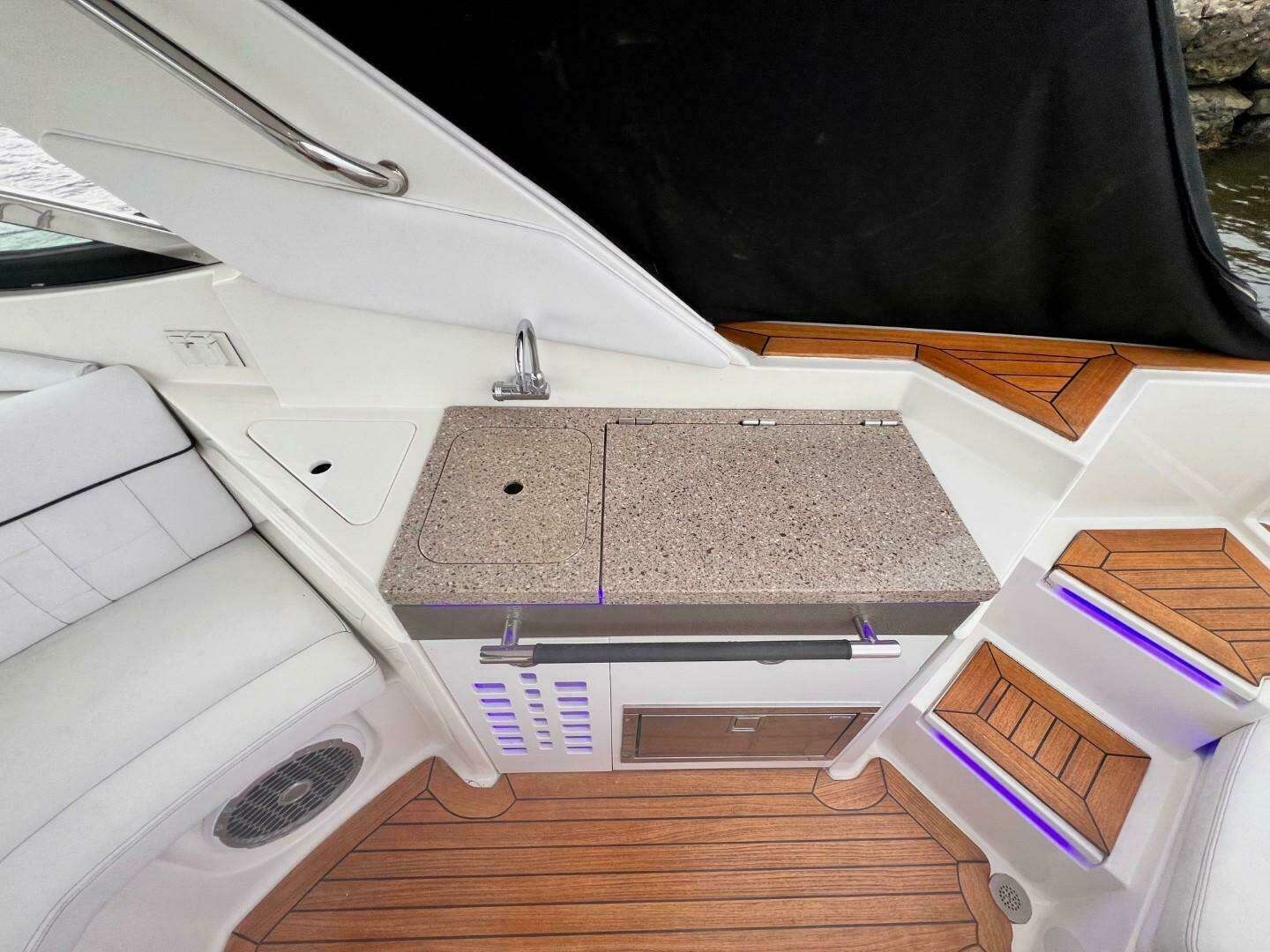 2014 Sea Ray SLX 350 - Image 9